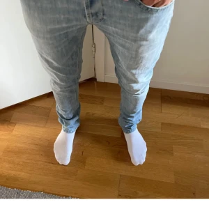 DonDup jeans - Säljer ett par ljusblå jeans från DonDup i storlek 33. Unik färg med snygg tvätt. Jeansen passar bra på någon mellan 175-180 cm. Priset är ej hugget i sten, bara att höra av er om frågor!