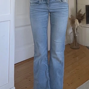 low waist jeans - Säljer dessa low waist jeans ifrån gina💞 uppsprättade längst ner, passar mig som är 168! Skriv för mer bilder eller frågor 