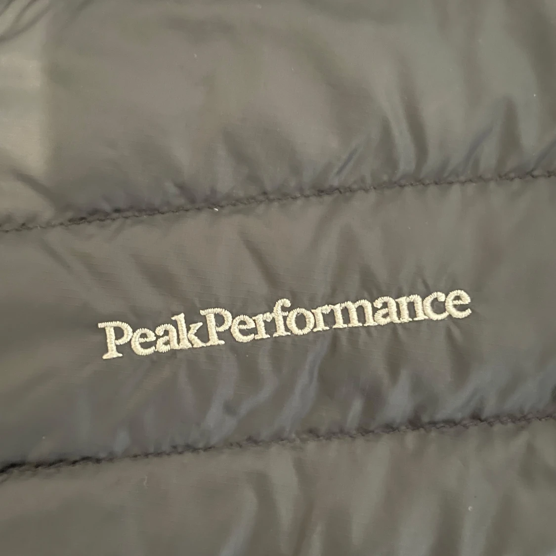 Svart hybridjacka från Peak Performance - 2