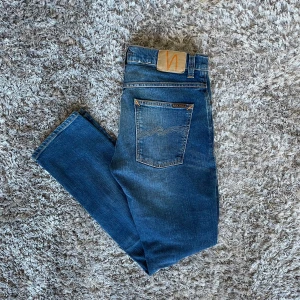 Nudie Jeans Grim Tim (Slim fit) - Säljer nu dessa helt nya Nudie Jeans i den populära passformen Grim Tim | Använt men fortfarande i grymt skick | Strl:  W31 L32 | Nypris: ~1400kr | Hör av dig vid minsta fundering :)