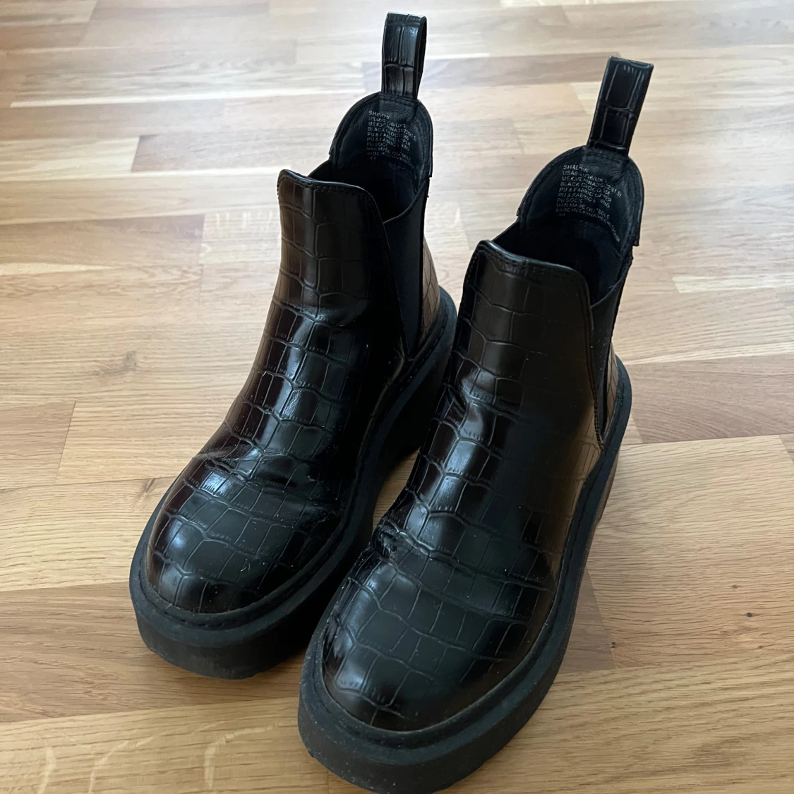 Svarta boots från Steve Madden med krokodilpräglat mönster - 1