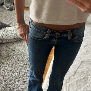 Fornarina lågmidjade jeans  - Extra lowrise jeans från Fornarina. Köpta second hand men aldrig använda av mig, och  är som nya! Passar mig som har XS/S och är 163! Storlek 27💛🫶🏼
