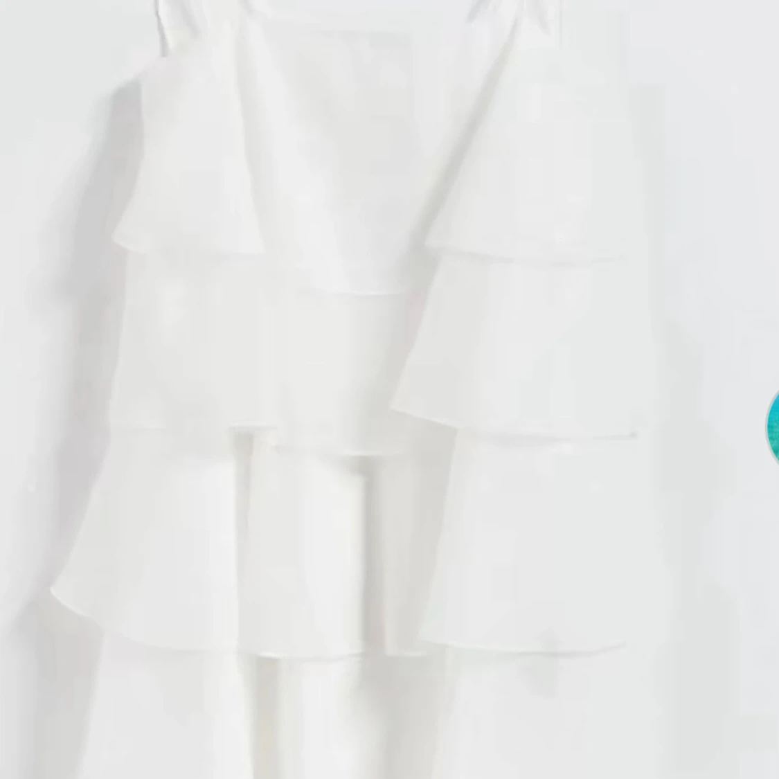 Vit volangklänning med smala axelband till skolavslutningen