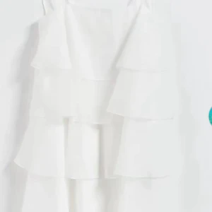 Vit volangklänning med smala axelband till skolavslutningen - Säljer en söt vit klänning med flera lager volanger och smala axelband. Perfekt för sommarens alla tillfällen! Klänningen har en luftig känsla och är tillverkad i ett lätt material.