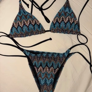 Missoni bikini - Säljer denna blåa missoni liknande bikini i storlek s! Passar xs- s!!! Åker på semester nästa vecka så köp snabbt om ni vill ha i sommar🥰🥰🥰enbart testad!