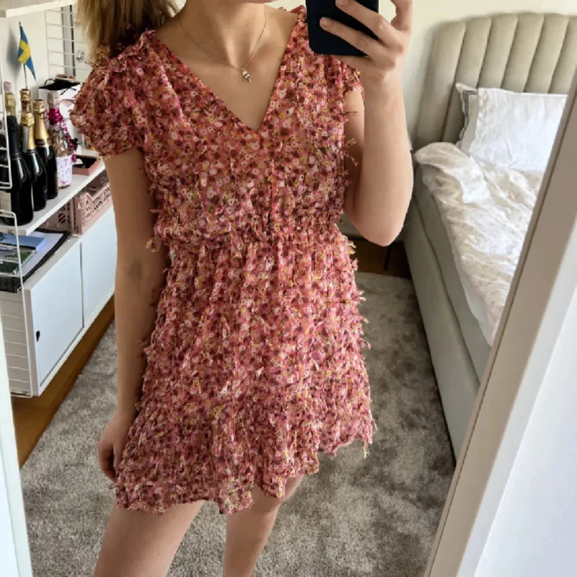 Rosa blommig kortklänning med volang - 2