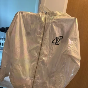 Fet jacka i storlek passar mig som har xl  - Riktigt fet jacka som glänser bra i solen 