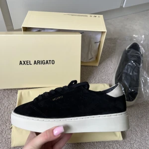 Svarta sneakers från Axel Arigato -  Helt oanvända , har köpt dom på NK. Priset går att diskutera! För fler bilder skriv gärna till mig 💕 Förpackningen och allt som finns på bilder skickas med skorna☺️