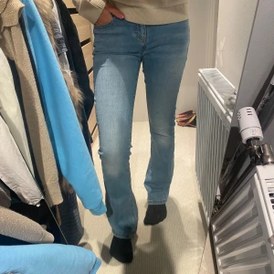 Ljusblå bootcut jeans - Säljer ett par ljusblå jeans med bootcut passform. Storlek 164. Har ett skräddarsytt hål på insida lår, så de syns inte alls. Annars helt oskadda, som nya. Väldigt bra skick och hållbara. Nypris 500kr.