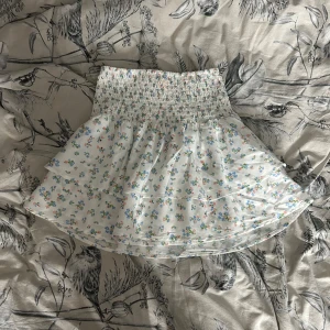 Gina tricot volangkjol  - Säljer den här fina kjolen från Gina tricot pågrund av att den inte passar mig.🥰