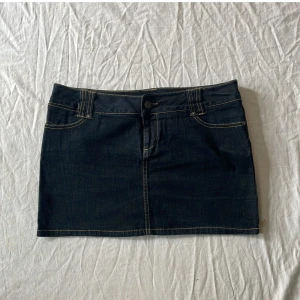 Jeanskjol - Bra skick! Mått: midjemått rakt över 42,5 längd 32,5cm❤️