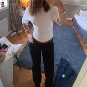 Kostym byxor   - Jätte fina lowwaist kostymbyxor från Nelly i storlek 36 eller 37! Passar M-S❤️ hör av er om frågor eller om ni har några funderingar! 