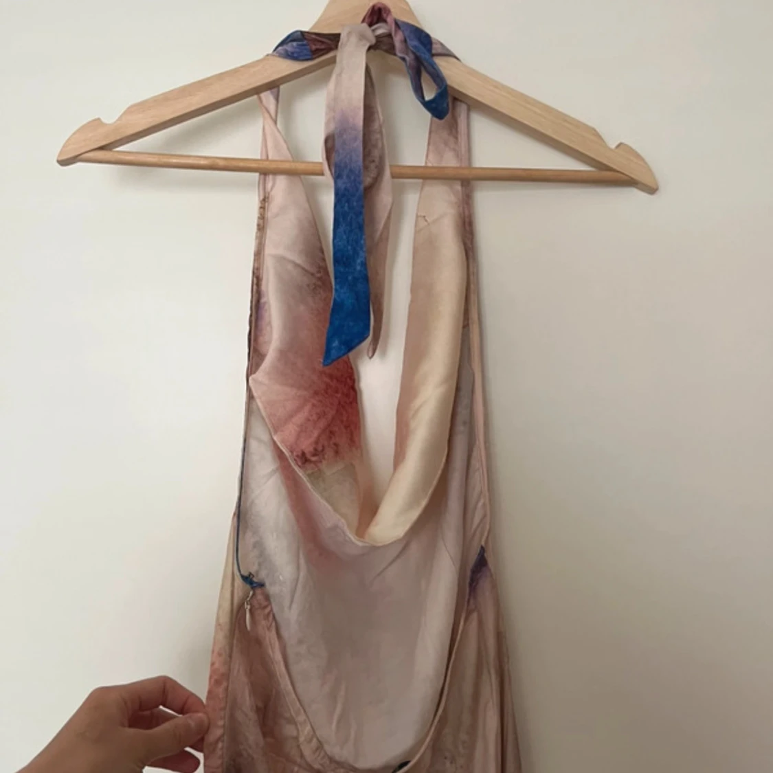 Långklänning i satin med akvarellmönster - 3