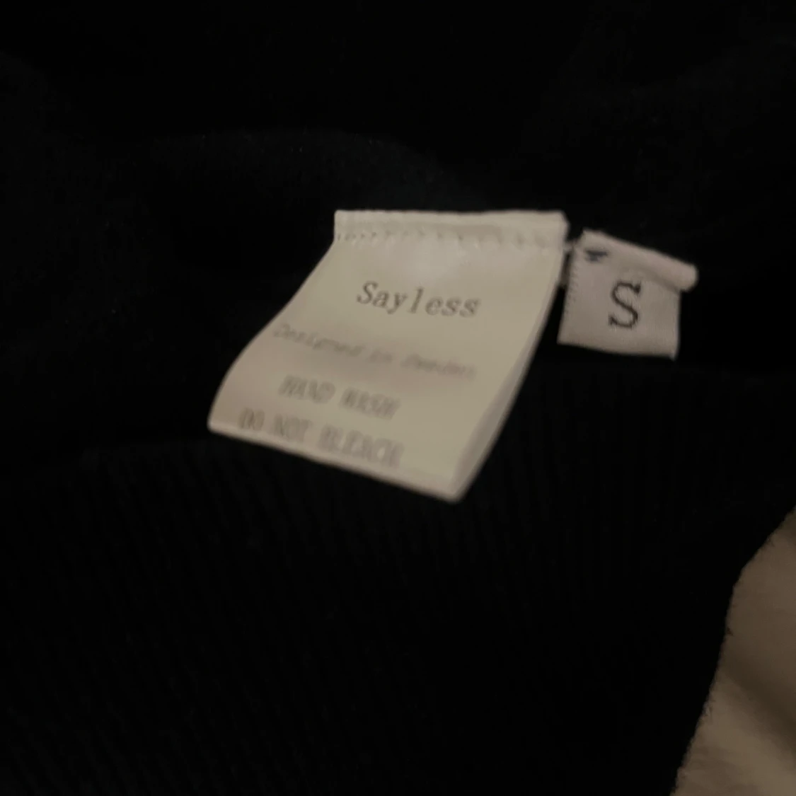 Marinblå kashmir hoodie från Sayless - 3