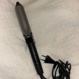 Locktång  - Locktång från Remington som tyvärr inte längre kommer till användning, kan gå från 140 grader till 210 grader, finns ett stöd så den inte bränner ytor + en hjälp tång så håret håller sig fast och man inte riskerar att bränna sig 