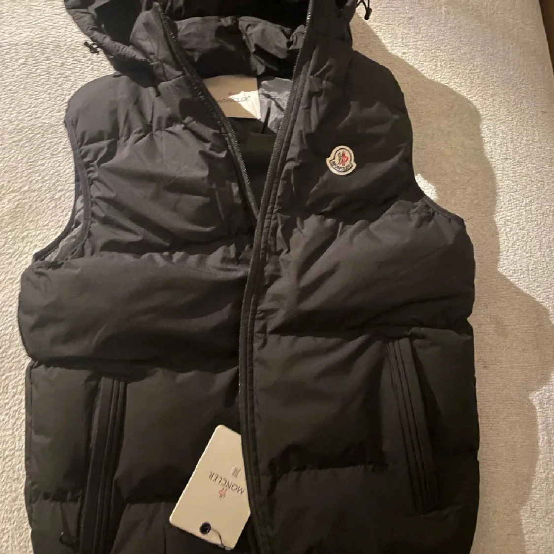 Svart dunväst från Moncler