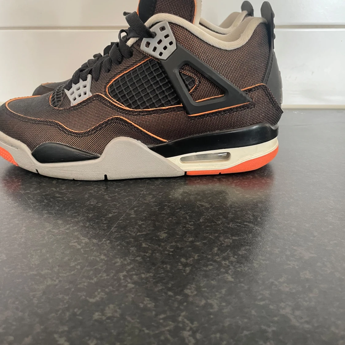 Svarta Nike Air Jordans med orange detaljer - 1