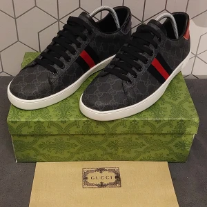 Gucci ace - Säljer ett par svarta Gucci ace || Storlek 42 || allt medföljer || pris kan diskuteras vid snabb affär 