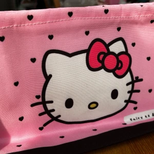 Stor necessär med Hello Kitty! - Stor söt rosa necessär med Hello Kitty-motiv. Mått: 20 x 25 cm. Ny!