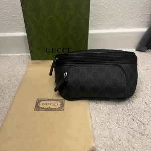 Magväska gucci - Säljer en riktigt fin magväskafrån gucci, helt ny. Funkar utmärkt nu på sommaren men även året runt. Ifall ni behöver bilder och mer info gärna kontakta!