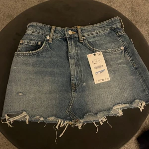 Blå jeanskjol - Säljer min helt oanvända jeans kjol från Zara i storlek S. 💞💞 