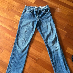 Blå raka jeans från Zara - Klassiska blå jeans från Zara i rak modell. Säljer dom pga att de inte används. Jeansen är i storlek 38. 