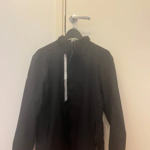 Abacus regnjacka - Säljer en superfin regnjacka från golfmärket abacus. Jackan är i storlek s men kan nog passa lite mindre oxå, nästan aldrig använd. Perfekt för regniga dagar på golfbanan. Nypris är runt 1500kr.