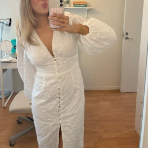 Adoore liknande klänning - Endast använd en gång. Adoore liknande klänning som har exakt samma detaljer som den äkta, t.ex. knapparna och ärmarna. Perfekt till midsommar 💓💓💓💓