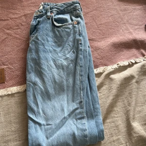 Tre par jeans  - Första paret är jeans på lager som är rak och lågmidjade i stl s, sen ett par skinny jeans från levi’s i stl 27, sen ett par jeans med hål i från Gina tricot i stl 36, alla tre par jeans är i väldigt bra skick