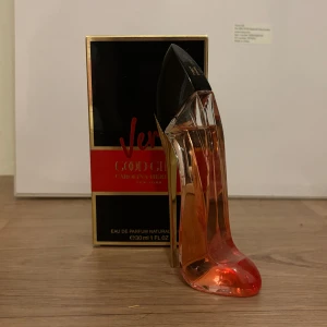 Carolina Herrera Good Girl Very EdP 30ml - Cool parfym i form av en högklackad sko från Carolina Herrera, Good Girl Very EdP. Flaskan är transparent med röd-orange botten och svart klack, riktigt snygg design som sticker ut på hyllan. Innehåller 30 ml eau de parfum.