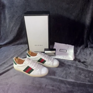 Gucci ace  - Säljer ett par gucci ace i mycket bra skick med några små defekter som knappt syns, skick 8,5/10. Skriv om ni har frågor eller funderingar❕