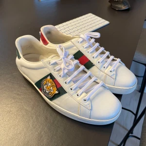 Gucci Ace Tiger - Gucci Ace Tiger i storlek 7,5. Passar 41,5-42. I fint skick, se bilder. 