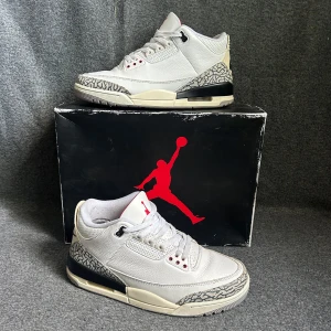 Jordan 3 white cement - Ett par Jordan 3 white cement i skick 8,5/10✅ skorna är använda fåtal gånger. De är självklart äkta. Skriv om du har några frågor.