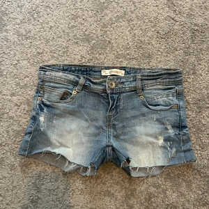 Lågmidjade jeansshorts - Fint skick!                                                                                  Midjemått 38 cm, strl 38