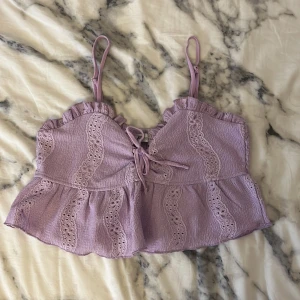 Sommartopp - Fin lila sommartopp från New Yorker. Aldrig använd av mig eftersom den är för stor. Knytningen framtill samt axelbanden är justerbara. Stretchig i materialet. 💓