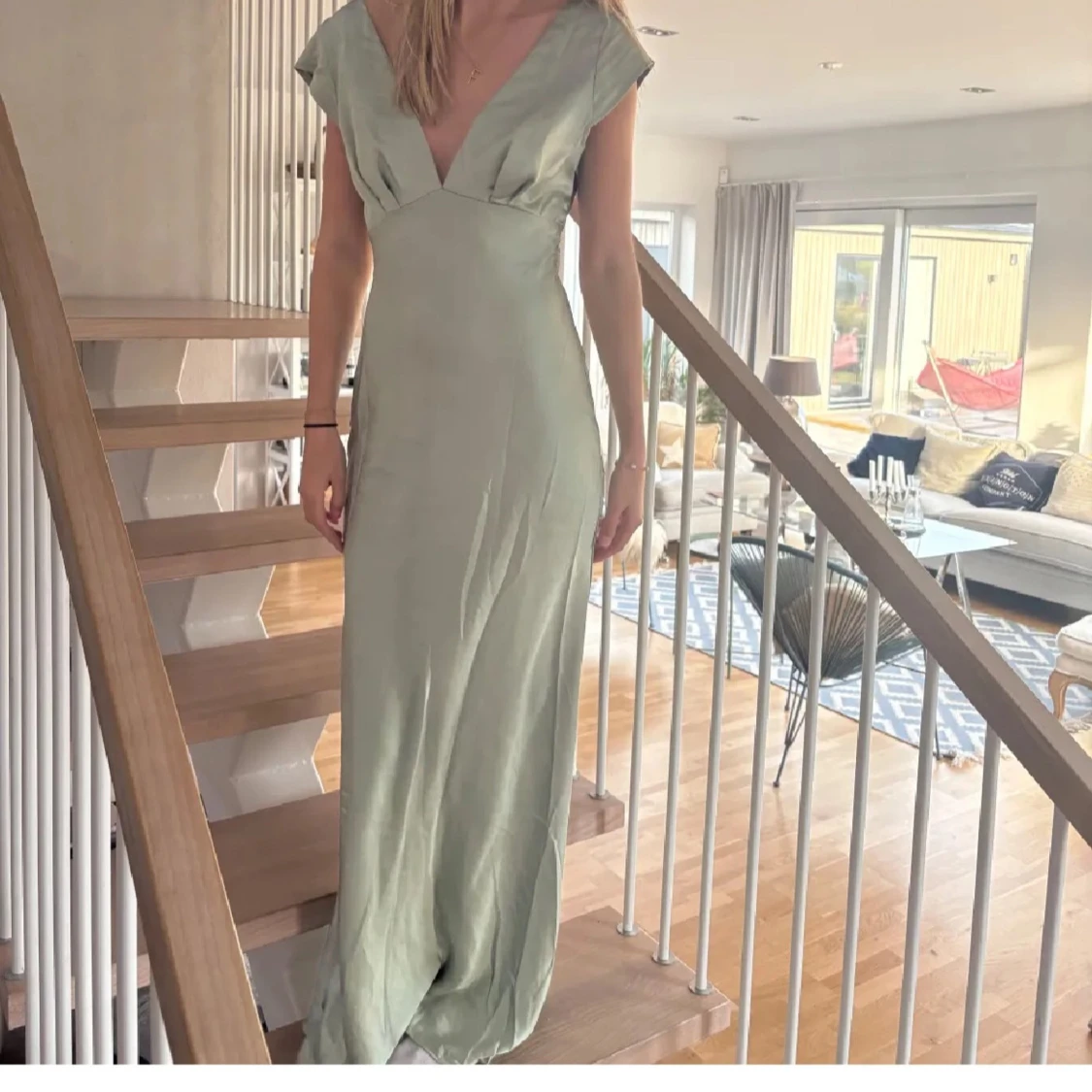 Ljusgrön långklänning med v-ringning och öppen rygg - 1