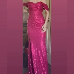 Glittrig rosa balklänning - Enbart testad❗️Säljer en glittrig rosa långklänning med offshoulder och hjärtformad urringning. Klänningen har en hög slits framtill och sitter tight över kroppen. Perfekt för bal!💖Jag är 165cm och den är perfekt längd med 10cm klackar  Klänningen är enbart testad, jag säljer den då jag den var lite för stor för mig som har XXS. Skulle säga att den passar S/M Lapparna sitter kvar🩷 Jag kan mötas i Halmstad eller posta. Köparen står för frakt och jag står inte för postens slarv🩷