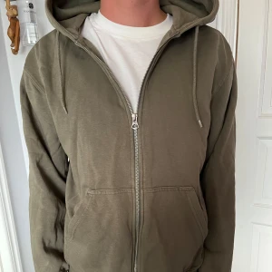 Zip Hoodie från weekday  - Säljer min gröna zip hoodie från weekday! Skicket är bra och den är sparsamt använd!