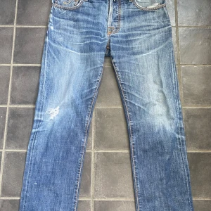 Jacob Cohën jeans - Unika jeans från jacob cohën. Jeansen är i storlek 31 med snygg tvätt och slitningar. Jeansen har unika detaljer på fickorna och taggar. Jeansen är uppsydda längst ner så tveka inte skriva vid frågor om mått och fler bilder.