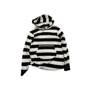 Number Nine Svart & Vit Hoodie - Size 3 | Säljer den här äntligen. Den har några defekter. Ett litet hål och någon liten fläck. Skriv om ni har några funderingar