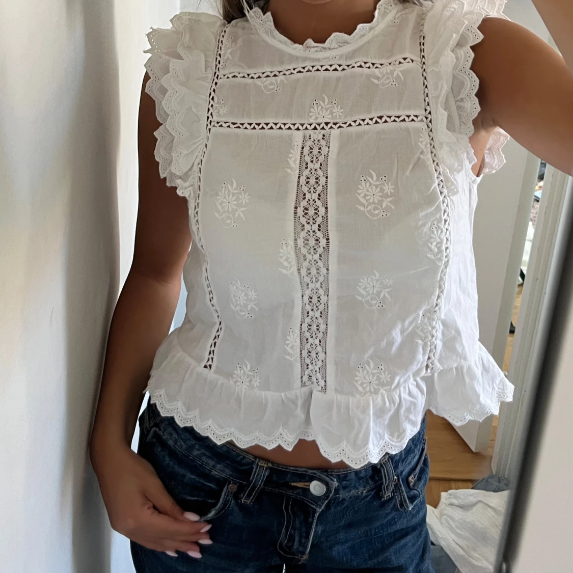 Vit blus med spets och broderi - 2