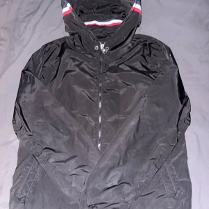 Moncler windbraker - Denna jackan kan också bytas mot under armour jacka. Säljer då jag inte använder så mycket. Jackan är som nytt skick. Pris kan också diskuteras 