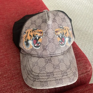 Gucci keps med tigerbrodyr - Snygg Gucci keps jag köpte ifrån nätet innan för 1400kr men säljer den för 700 nu för vet ej ifall det är riktig eller ej 