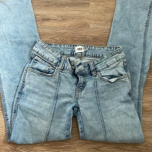 Ljusblå lågmidjade jeans  - Fin rak söm mitten av benen. Utsvänga. Storlek S full length. Lågmidjade. Använd fåtal gånger. Kommer inte till användning 