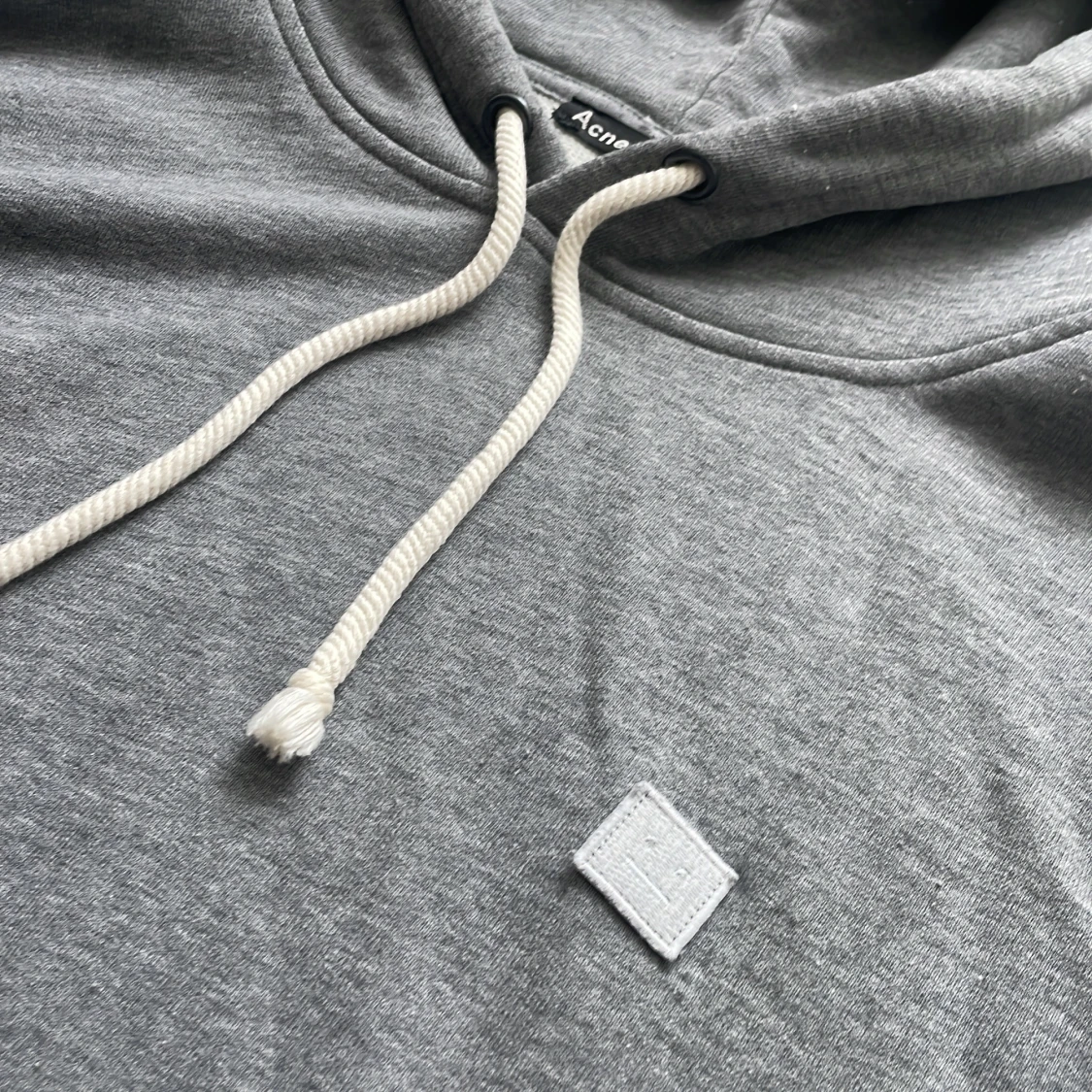 Grå hoodie från Acne Studios - 1