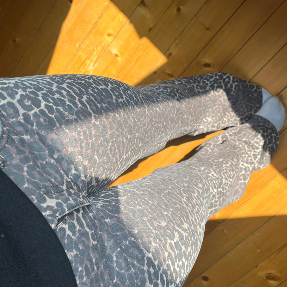 Grå leopardmönstrade bootcut jeans - 3