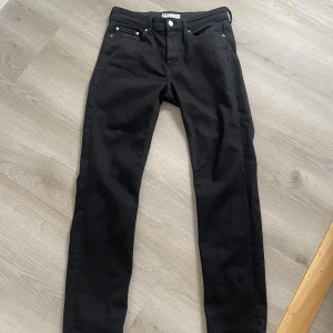 Svarta slim jeans 30/32 - Säljer dessa Svarta slim fit jeansen, dom sitter bra på och är snygga . Använt dom väldigt få gånger.