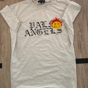 Vit Palm Angels t-shirt burning head -  skit snygg och sitter skit bra den är large men passar på medium för har inte tvättat den jätte mycket