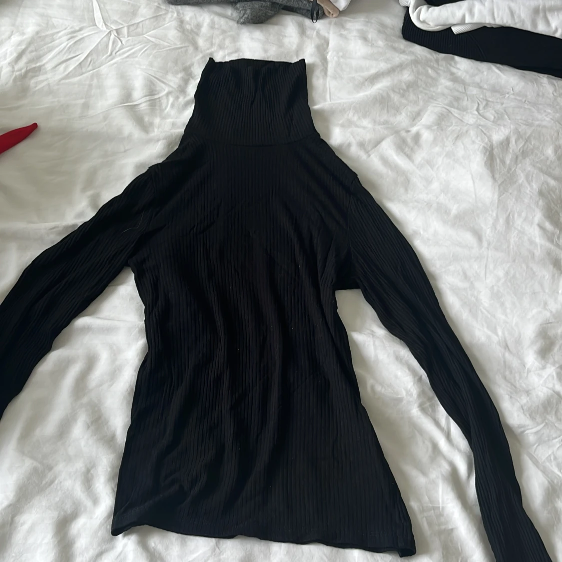 Svart ribbad polotröja från Amisu