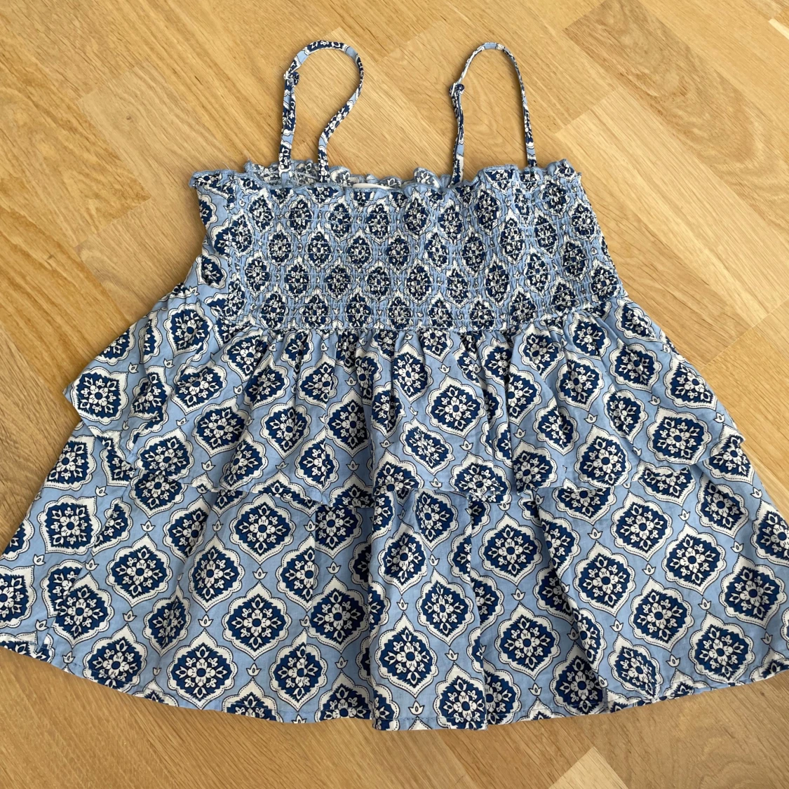 Blå mönstrad topp Gina Tricot